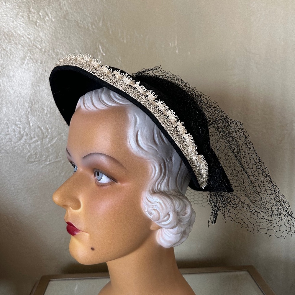CLASSY 1940s' BLACK FELT HAT + OPEN CROWN AT BACK, LARGE BOW, WHITE TRIM & VEIL - Picture 8 of 13